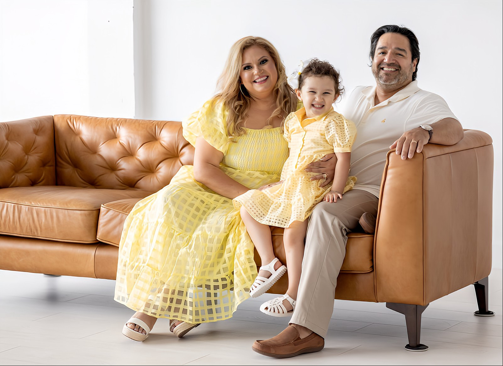 Stephanie Landívar junto a su esposo Timothy y su hija Chloe Eleanor Gaitán