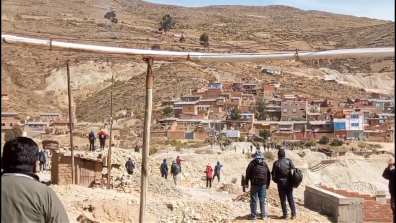 Enfrentamiento entre bloqueadores y pobladores en Llallagua, Potosí