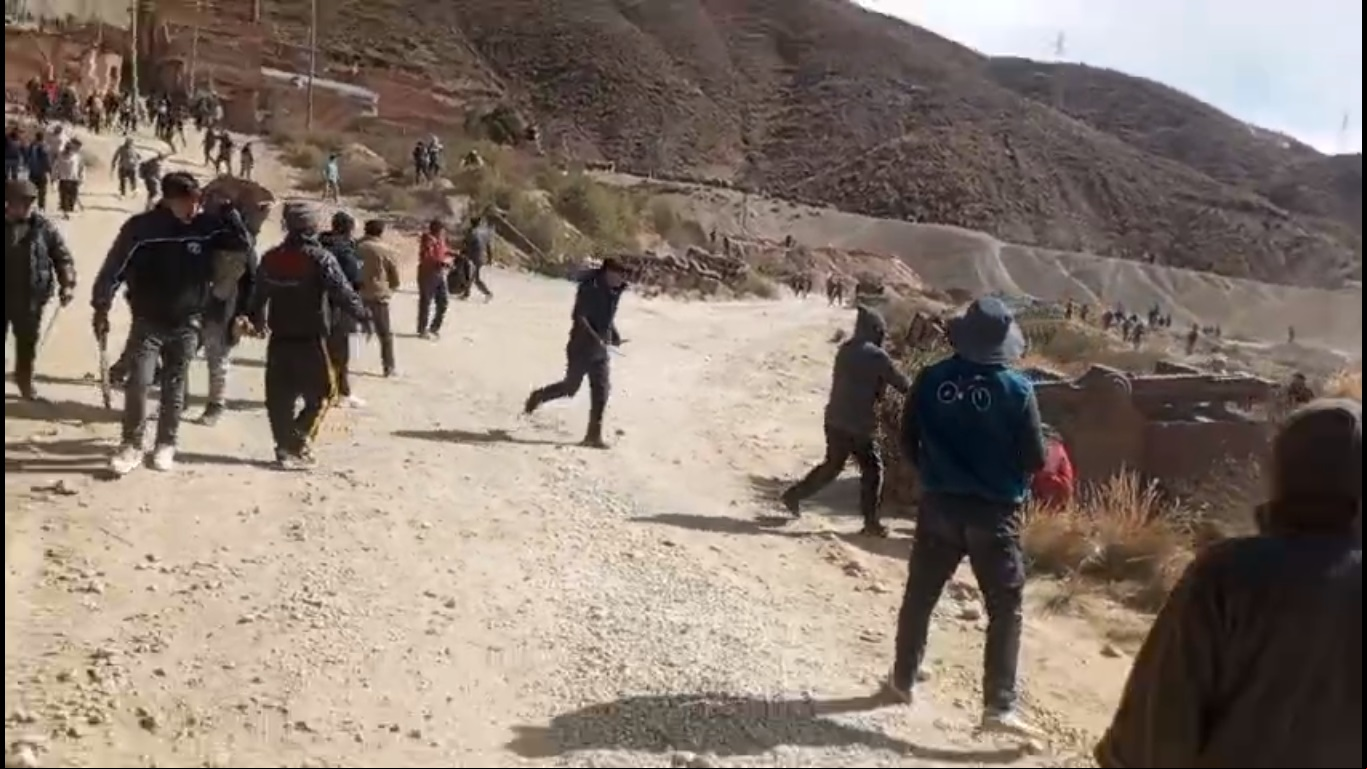 Enfrentamiento entre bloqueadores y pobladores en Llallagua, Potosí