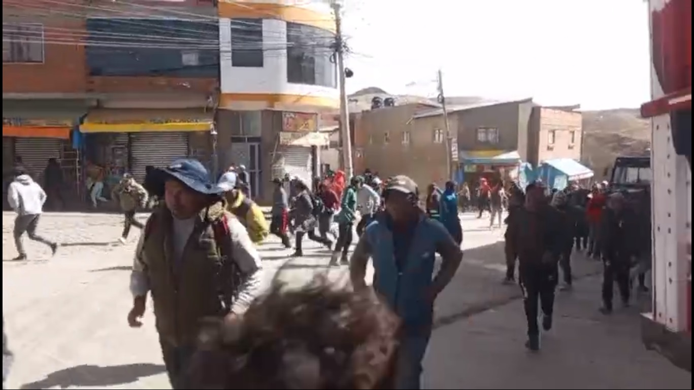 Enfrentamiento entre bloqueadores y pobladores en Llallagua, Potosí