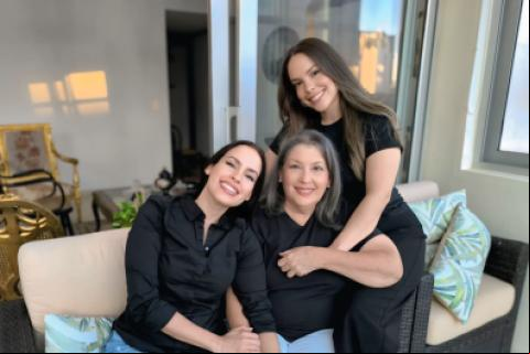 Fátima Füchtner junto a sus hijas María Julia y María Isabel