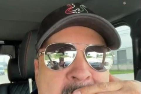 Pepe Aguilar durante su transmisión  en redes sociales