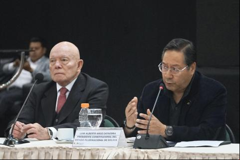 El presidente del Tribunal Supremo Electoral (TSE) de Bolivia, Óscar Hassenteufel (i), y el presidente de Bolivia, Luis Arce/ EFE