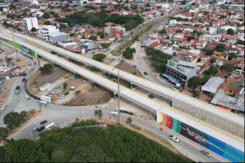 Viaducto del cuarto anillo y Virgen de Cotoca. Foto: Miguel Surubí