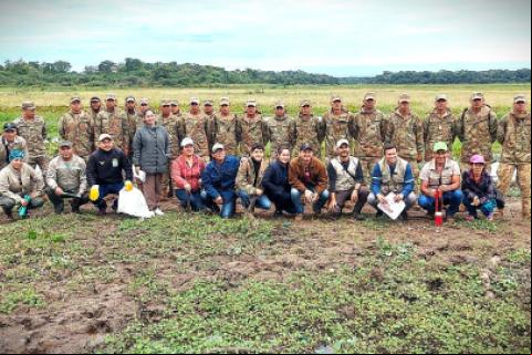 El grupo de voluntarios que participó en la limpieza de la laguna