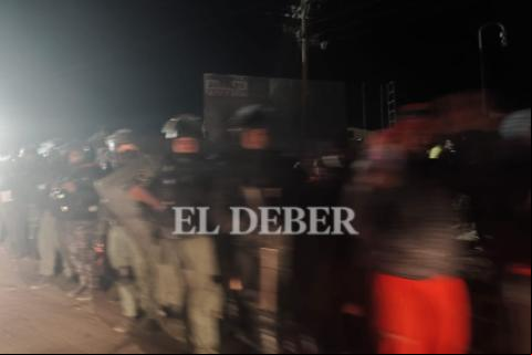 Policías y militares llegaron a Llallagua para desbloquear las carreteras cortadas. foto: Juan Carlos Torrejón