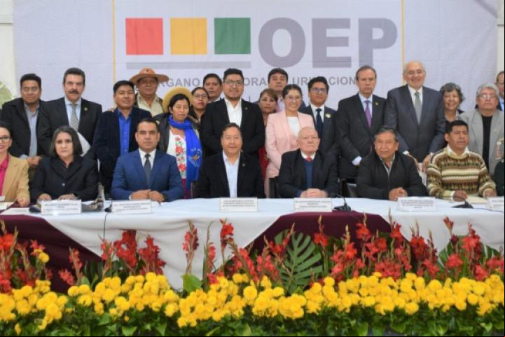 Autoridades de los órganos Legislativo, Electoral y Ejecutivo en una reunión por las elecciones generales