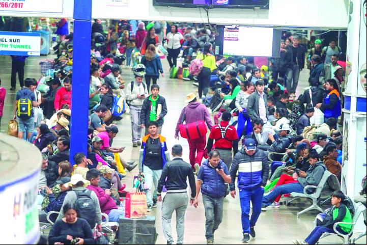 En la terminal Bimodal hay pasajeros que están dos días intentado subir a un bus, pero los bloqueos impiden las salidas a varias regiones