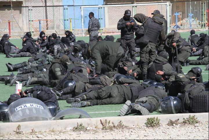Policías de Bolivia esperan para intervenir la población de Llallagua /EFE