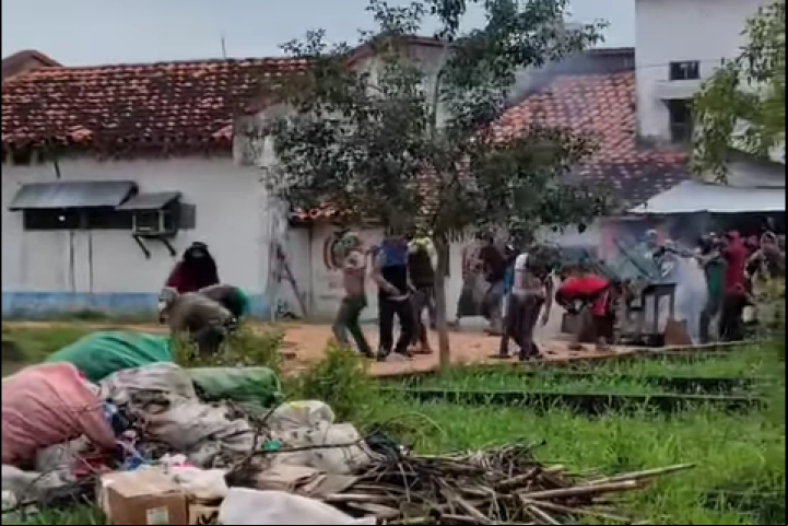 Los internos lanzaron piedras a los policías