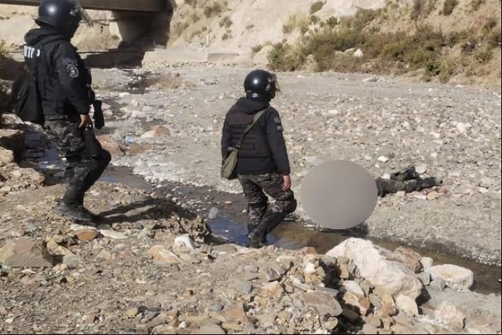 Hallazgo de uno de los policías muertos. Foto: RRSS