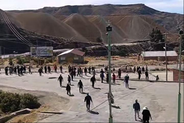 Vecinos de Llallagua salen en defensa de su población. Foto: Pío XII
