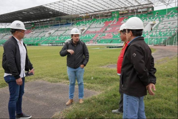 Los especialistas brasileños analizaron el gramado del estadio.