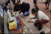 Personas ponen velas junto a una virgen en honor al senador y precandidato presidencial colombiano Miguel Uribe Turbay/efe