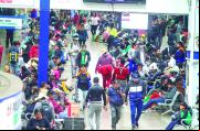 En la terminal Bimodal hay pasajeros que están dos días intentado subir a un bus, pero los bloqueos impiden las salidas a varias regiones